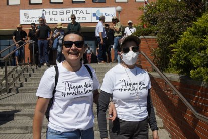Concentración ‘Tú decides, callar no cura’, convocada por la plataforma OncoBierzo frente al hospital El Bierzo de Ponferrada