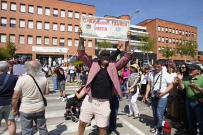 Concentración ‘Tú decides, callar no cura’, convocada por la plataforma OncoBierzo frente al hospital El Bierzo de Ponferrada