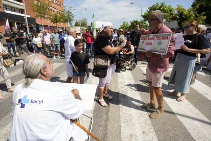 Concentración ‘Tú decides, callar no cura’, convocada por la plataforma OncoBierzo frente al hospital El Bierzo de Ponferrada