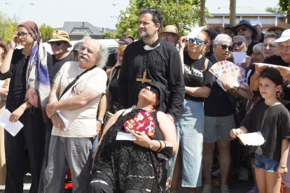 Concentración ‘Tú decides, callar no cura’, convocada por la plataforma OncoBierzo frente al hospital El Bierzo de Ponferrada