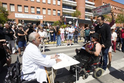 Concentración ‘Tú decides, callar no cura’, convocada por la plataforma OncoBierzo frente al hospital El Bierzo de Ponferrada