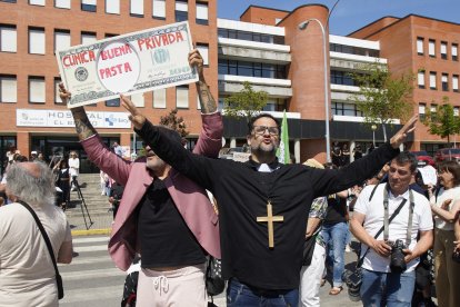 Concentración ‘Tú decides, callar no cura’, convocada por la plataforma OncoBierzo frente al hospital El Bierzo de Ponferrada
