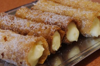 Las cañas zamoranas destacan por su masa crujiente y su característico relleno de crema pastelera.