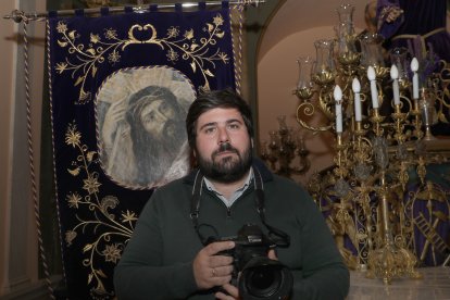 El fotógrafo de prensa palentino, Daniel Ibañez Gutierrez, realiza su labor informativa en el Vaticano