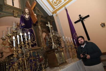 El fotógrafo de prensa palentino, Daniel Ibañez Gutierrez, realiza su labor informativa en el Vaticano