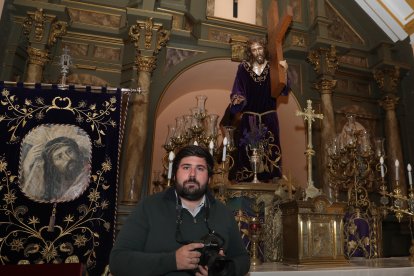El fotógrafo de prensa palentino, Daniel Ibañez Gutierrez, realiza su labor informativa en el Vaticano