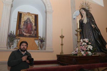 El fotógrafo de prensa palentino, Daniel Ibañez Gutierrez, realiza su labor informativa en el Vaticano