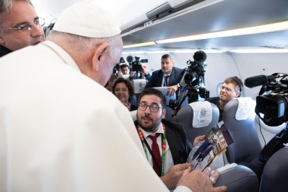 El fotógrafo de prensa palentino, Daniel Ibañez Gutierrez, junto al Papa León XIV