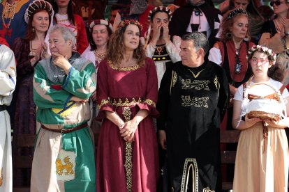 La localidad leonesa Hospital de Órbigo celebra las Justas del Passo Honroso. En la foto la presidenta de Diario de León, Adriana Ulibarri, junto al director, Joaquín Sánchez Torné.