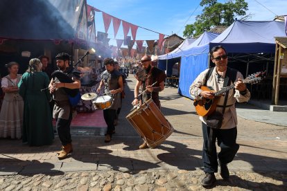 Ambientación medieval con trovadores en las Justas de Hospital de Órbigo, .