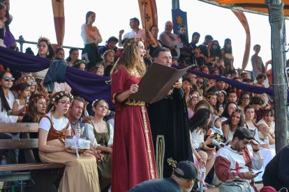 La presidenta de Diario de León, Adriana Ulibarri, da la orden de que comiencen las justas.