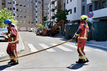 Fuga de gas originada por una excavadora en una obra en la calle Miguel Cordero del Campillo, que ha obligado a cortar la calle Joaquín González Vecín de León
