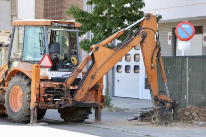 Fuga de gas originada por una excavadora en una obra en la calle Miguel Cordero del Campillo, que ha obligado a cortar la calle Joaquín González Vecín de León