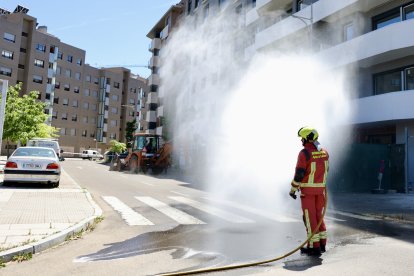 Fuga de gas originada por una excavadora en una obra en la calle Miguel Cordero del Campillo, que ha obligado a cortar la calle Joaquín González Vecín de León