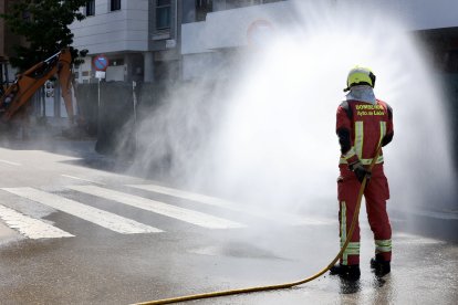 Fuga de gas originada por una excavadora en una obra en la calle Miguel Cordero del Campillo, que ha obligado a cortar la calle Joaquín González Vecín de León