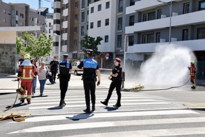 Fuga de gas originada por una excavadora en una obra en la calle Miguel Cordero del Campillo, que ha obligado a cortar la calle Joaquín González Vecín de León