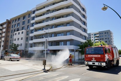 Fuga de gas originada por una excavadora en una obra en la calle Miguel Cordero del Campillo, que ha obligado a cortar la calle Joaquín González Vecín de León