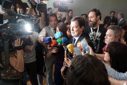 Instantes del pleno de investidura en las Cortes de Castilla y León.