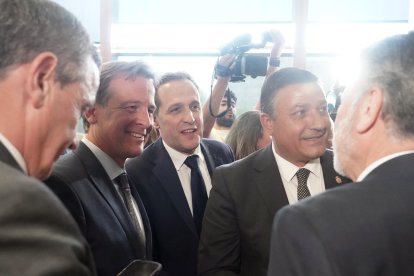Instantes del pleno de investidura en las Cortes de Castilla y León.