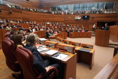 Instantes del pleno de investidura en las Cortes de Castilla y León.