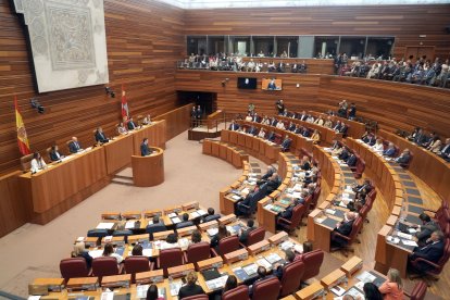 Instantes del pleno de investidura en las Cortes de Castilla y León.
