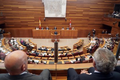Instantes del pleno de investidura en las Cortes de Castilla y León.