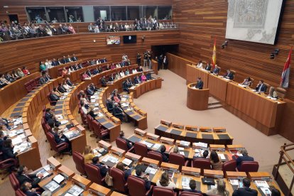 Instantes del pleno de investidura en las Cortes de Castilla y León.