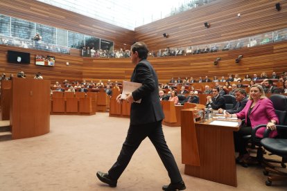 Instantes del pleno de investidura en las Cortes de Castilla y León.