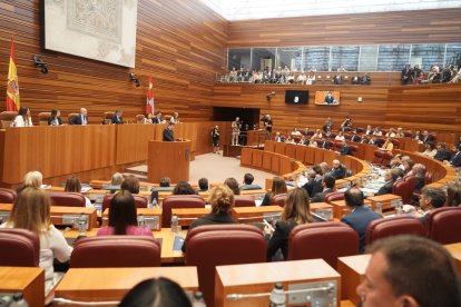 Instantes del pleno de investidura en las Cortes de Castilla y León.