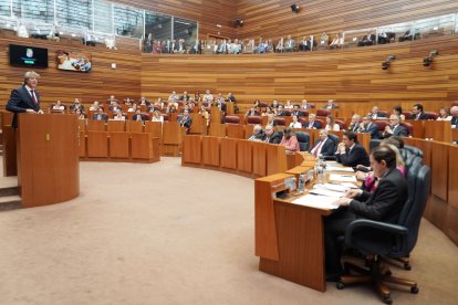 Instantes del pleno de investidura en las Cortes de Castilla y León.