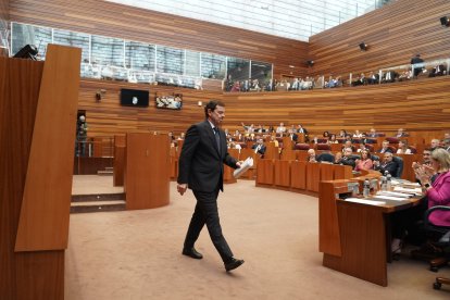 Instantes del pleno de investidura en las Cortes de Castilla y León.