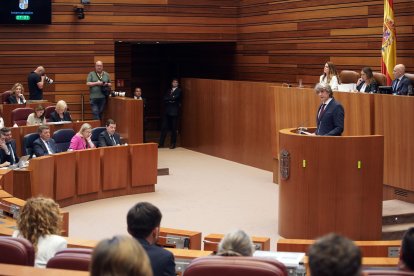 Instantes del pleno de investidura en las Cortes de Castilla y León.