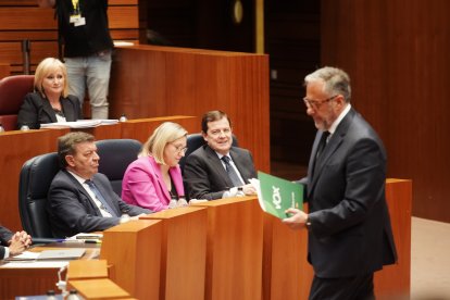 Instantes del pleno de investidura en las Cortes de Castilla y León.