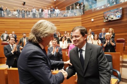 Instantes del pleno de investidura en las Cortes de Castilla y León.