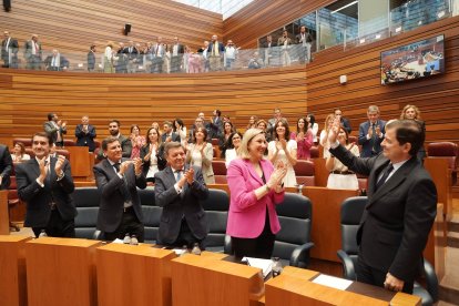 El Grupo Parlamentario Popular aplaude a Mañueco tras su elección.