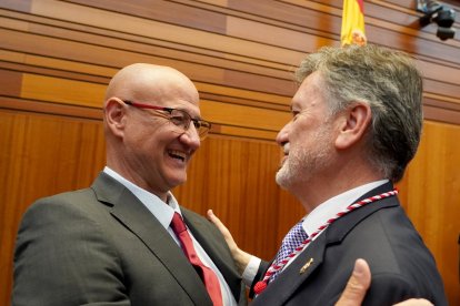 Luis Fuentes saluda a Francisco Vázquez, en una imagen de archivo durante la sesión constitutiva de las Cortes el pasado 14 de abril.