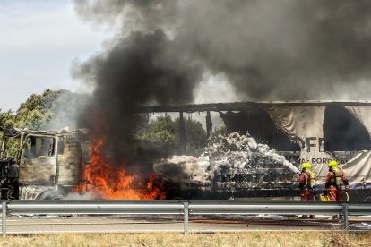 El incendio de un camión obliga a cortar la A-62 a la altura de La Fuente de San Esteban.