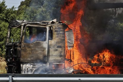 El incendio de un camión obliga a cortar la A-62 a la altura de La Fuente de San Esteban.