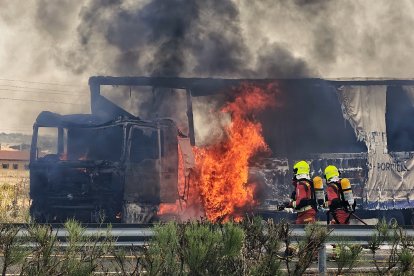 El incendio de un camión obliga a cortar la A-62 a la altura de La Fuente de San Esteban.