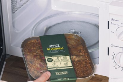 Arroz de verduras en bandeja de la marca, el primer arroz cocinado en un envase que es apto para microondas.