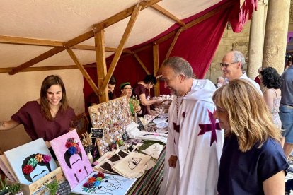 El presidente de la Diputación de León, Gerardo Álvarez Courel, encabeza la visita a la feria medieval de los centros asistenciales de la institución