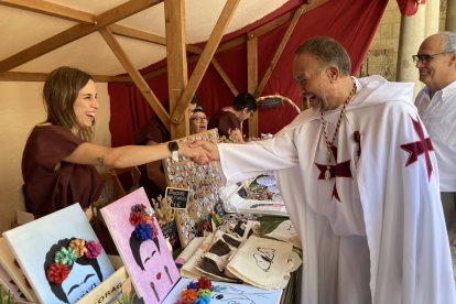 El presidente de la Diputación de León, Gerardo Álvarez Courel, encabeza la visita a la feria medieval de los centros asistenciales de la institución