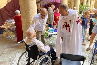 El presidente de la Diputación de León, Gerardo Álvarez Courel, encabeza la visita a la feria medieval de los centros asistenciales de la institución
