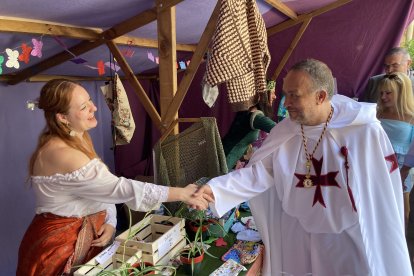 El presidente de la Diputación de León, Gerardo Álvarez Courel, encabeza la visita a la feria medieval de los centros asistenciales de la institución