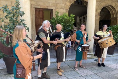 El presidente de la Diputación de León, Gerardo Álvarez Courel, encabeza la visita a la feria medieval de los centros asistenciales de la institución