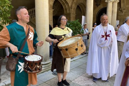 El presidente de la Diputación de León, Gerardo Álvarez Courel, encabeza la visita a la feria medieval de los centros asistenciales de la institución