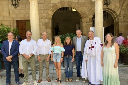 El presidente de la Diputación de León, Gerardo Álvarez Courel, encabeza la visita a la feria medieval de los centros asistenciales de la institución