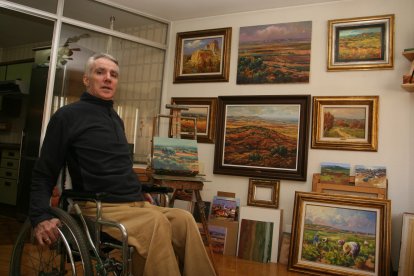 La exposición abarca 30 años de trayectoria del pintor fallecido en agosto de 2025 y está organizada por la Asociación de Artistas Plásticos Palentinos Thieldón