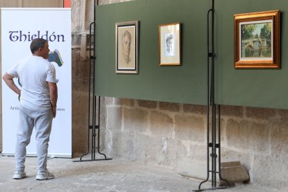 La exposición abarca 30 años de trayectoria del pintor fallecido en agosto de 2025 y está organizada por la Asociación de Artistas Plásticos Palentinos Thieldón