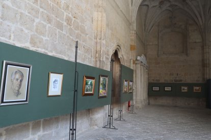 La exposición abarca 30 años de trayectoria del pintor fallecido en agosto de 2025 y está organizada por la Asociación de Artistas Plásticos Palentinos Thieldón